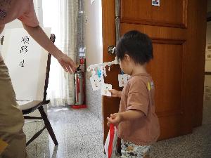 男の子が吊るされたカードを取ろうとしています