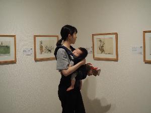 赤ちゃんがママの抱っこで展示室を巡ります