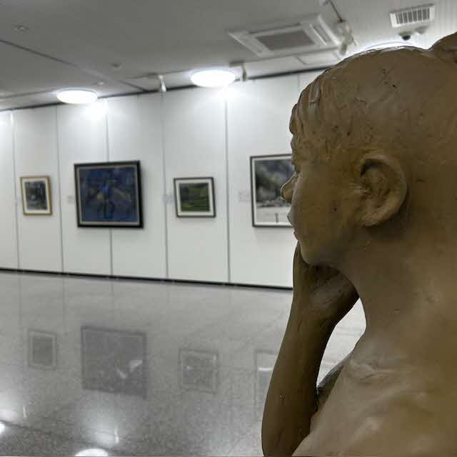 植野記念美術館友の会会員による作品展のようす