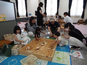 親子で木のおもちゃで遊んでいます。