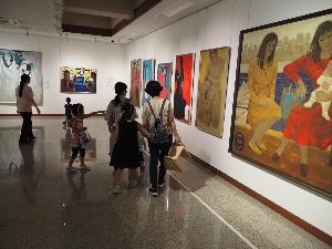 家族で展示室の作品を見ています