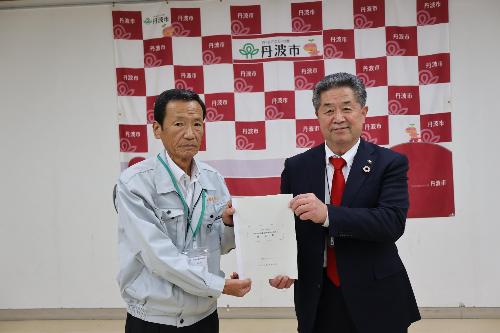 会長と市長が二人で意見書を持っている写真